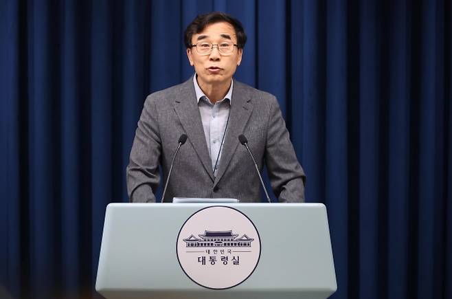 전성환 경청통합수석이 22일 서울 용산 대통령실 청사에서 공공갈등조정비서관 등 채용 관련 브리핑을 하고 있다. 뉴시스