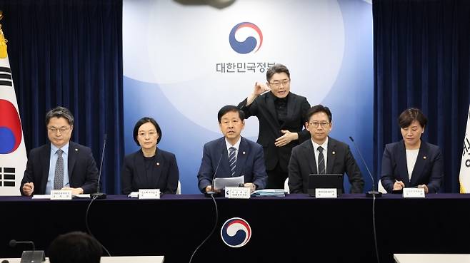 새 정부 경제성장전략 합동 브리핑 - 구윤철(왼쪽 세 번째) 부총리 겸 기획재정부 장관이 22일 정부서울청사에서 새 정부 경제성장전략을 발표하고 있다. 왼쪽부터 문신학 산업통상자원부 1차관, 한성숙 중소벤처기업부 장관, 구 부총리, 배경훈 과학기술정보통신부 장관, 송미령 농림축산식품부 장관. 2025. 8. 22. 뉴스1