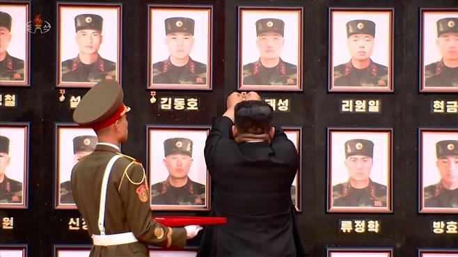 김정은, 러 파병 희생자들에 영웅메달 수여 - 김정은 북한 국무위원장이 당 중앙위원회 본부청사에서 열린 해외작전부대 국가표창수여식에서 희생된 ‘열사’들의 초상 옆에 직접 ‘공화국영웅메달’을 달아주었다고 조선중앙TV가 22일 보도했다. [조선중앙TV 화면] 2025.8.22 연합뉴스