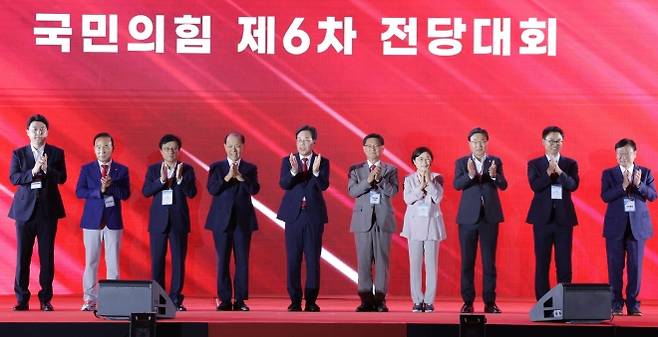 국민의힘 제6차 전당대회 - 송언석 국민의힘 비상대책위원장 겸 원내대표와 황우여 선거관리위원장을 비롯한 당직자들이 22일 오후 충북 청주시 오스코에서 열린 국민의힘 제6차 전당대회에서 당원들에게 인사하고 있다. 뉴스1