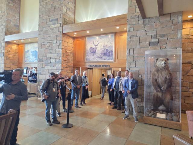 미국 연준 연례 경제정책 심포지엄(잭슨홀미팅) 참석자들이 21일(현지 시간) 미국 와이오밍주 ‘잭슨 레이크 로지’ 호텔에 마련된 행사장에 들어서고 있다. 와이오밍=윤경환 특파원