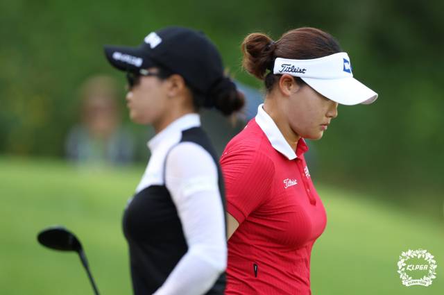 동반 라운드를 하고 있는 고지원(왼쪽)과 김민솔. 사진 제공=KLPGA
