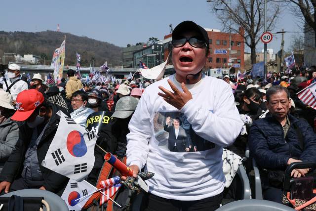 헌법재판소가 윤석열 대통령의 파면을 선고한 4월 4일 서울 용산구 한남동 대통령 관저 인근에서 열린 대한민국바로세우기국민운동본부 탄핵 반대 집회에서 한 지지자가 오열하고 있다. 연합뉴스
