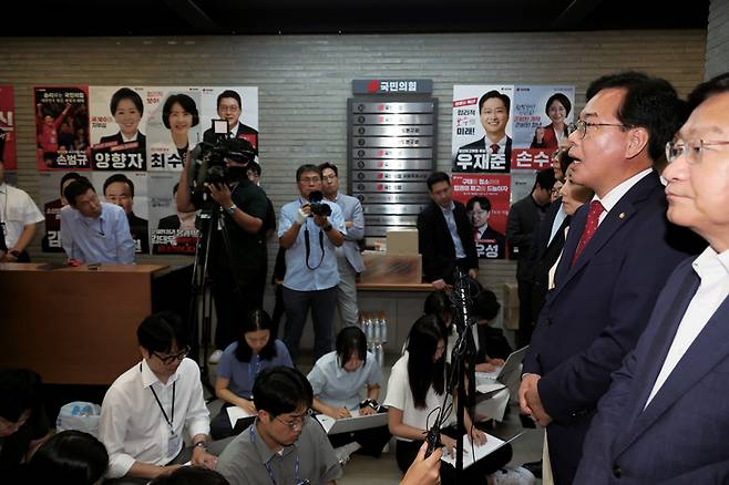 송언석 국민의힘 비상대책위원장 겸 원내대표가 8월13일 서울 여의도 국민의힘 당사에서 당사 압수수색과 관련해 입장을 밝히고 있다. ⓒ연합뉴스