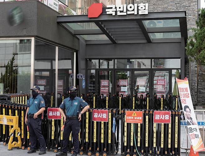 김건희 특검의 당사 압수수색에 국민의힘이 강력 반발하고있다. 사진은 8월17일 서울 여의도 국민의힘 당사 입구 ⓒ연합뉴스