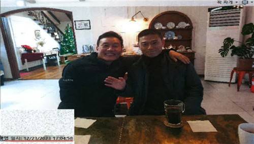 멋쟁해병 단체 대화방 참여자 송호종씨(왼쪽)와 임성근 전 해병대 1사단장이 지난 2023년 12월 말 함께 찍은 사진. ⓒ추미애 더불어민주당 의원실