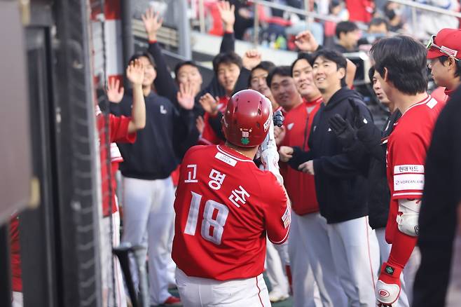 SSG 고명준(18번)은 21일 수원 KT와 원정경기에서 결승타를 비롯해 3타수 2안타 1타점으로 활약했다. 그는 2군에 다녀온 이후 타격감을 끌어올려 팀 승리에 힘을 보탰다. 사진제공｜SSG 랜더스