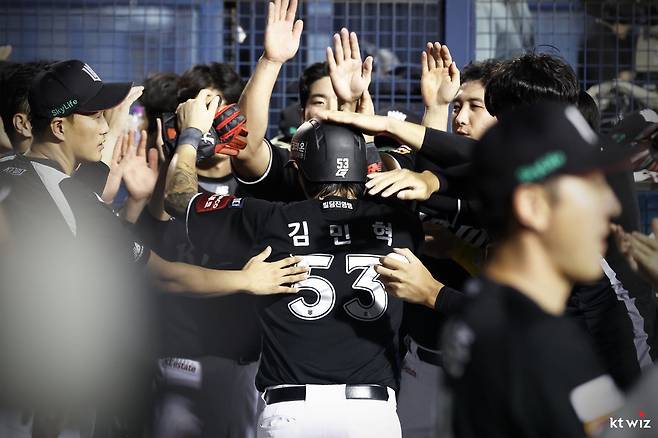 KT 김민혁이 22일 잠실 두산전에서 결승타 포함 4타수 2안타 3타점의 활약으로 팀의 13-8 승리를 이끌었다. 득점한 뒤 동료들에게 축하를 받는 김민혁. 사진제공｜KT 위즈