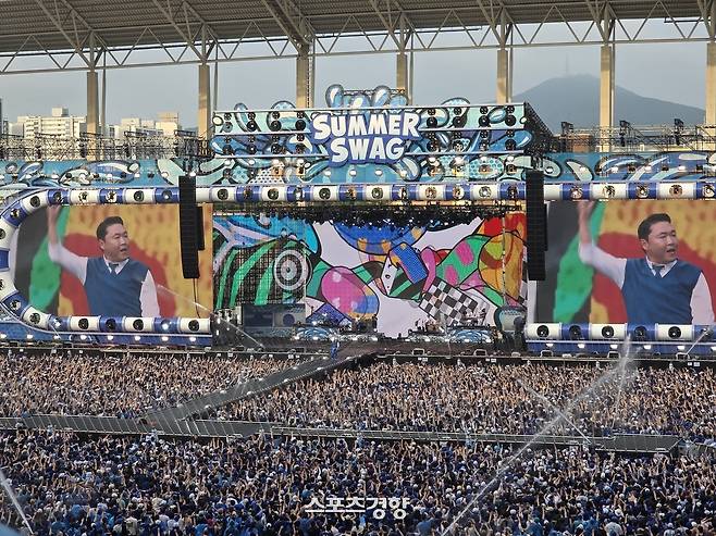 인천아시아드 주경기장에서 개최된 ‘싸이흠뻑쇼 서머스웨그 2025’ 공연 모습. 사진|김원희 기자