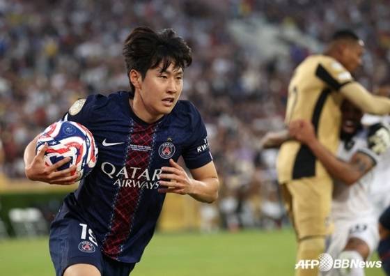 이강인이  지난 6월 20일(한국 시간) 미국 캘리포니아 패서디나의 로즈 볼 스타디움에서 열린 PSG 대 보타포구의 '2025 국제축구연맹(FIFA) 클럽 월드컵' 조별리그 B조 2차전에서 볼을 갖고 코너를 향해 뛰고 있다. /AFPBBNews=뉴스1