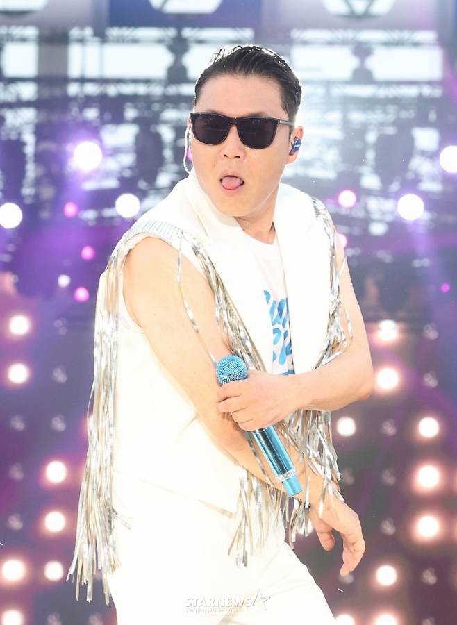 (인천=뉴스1) 권현진 기자 = 가수 싸이가 2025년 6월 28일 오후 인천 서구 인천아시아드 주경기장에서 가진 '싸이 흠뻑쇼 SUMMER SWAG 2025 - 인천'에서 화려한 무대를 선보이고 있다. 2025.6.28/뉴스1  Copyright (C) 뉴스1. All rights reserved. 무단 전재 및 재배포,  AI학습 이용 금지. /사진=(인천=뉴스1) 권현진 기자