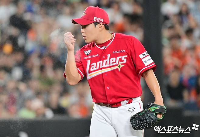 22일 오후 대전 한화생명 볼파크에서 열린 '2025 신한 SOL Bank KBO리그' SSG 랜더스와 한화 이글스의 경기, 6회말 2사 SSG 최민준이 투구 준비를 하고 있다. 엑스포츠뉴스 대전, 김한준 기자