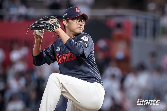 롯데 자이언츠 토종 에이스 박세웅이 22일 창원NC파크에서 열린 2025 신한 SOL Bank KBO리그 NC 다이노스와의 팀 간 12차전에 선발등판, 야수 실책 여파로 패전투수가 됐다. 사진 롯데 자이언츠