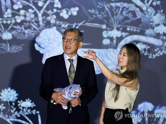 '디지털로 감상하는 우리 문화' [연합뉴스 자료사진] 지난 21일 서울 용산구 국립중앙박물관을 방문한 넷플릭스 애니메이션 '케이팝 데몬 헌터스'의 매기 강 감독이 유홍준 관장과 함께 디지털 실감영상관에서 영상을 감상하고 있다. 2025.8.21 superdoo82@yna.co.kr