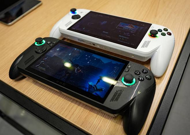 'ROG 엑스박스 얼라이'(흰색)와 'ROG 엑스박스 얼라이 X'(검은색) [촬영 김주환]