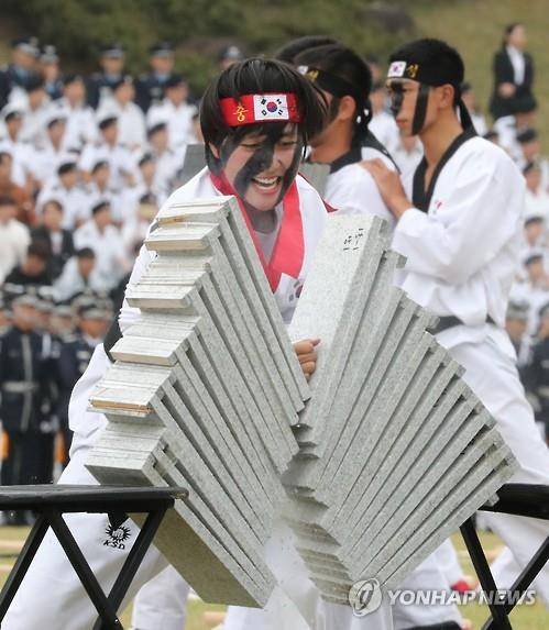 나는 대한민국의 여전사     (계룡=연합뉴스) 국군의 날 행사에서 여성 특전사 대원이 격파시범을 보이고 있다. 2016.10.1