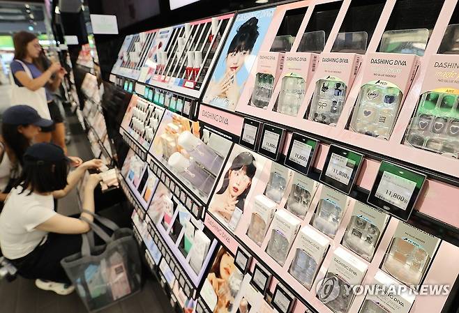 서울 화장품 매장에서 제품 고르는 외국인 [연합뉴스 자료사진. 재판매 및 DB 금지]