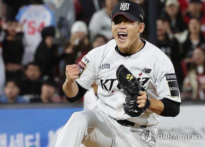 박영현 '와일드카드결정전으로 가자' (수원=연합뉴스) 홍기원 기자 = 1일 경기도 수원케이티위즈파크에서 열린 2024 KBO리그 프로야구 5위 결정전 SSG 랜더스와 kt wiz의 경기. 9회초 2사 주자 3루에서 SSG 최지훈을 삼진으로 잡아내며 4-3 승리를 지켜낸 kt 마무리투수 박영현이 기뻐하고 있다. 2024.10.1 xanadu@yna.co.kr