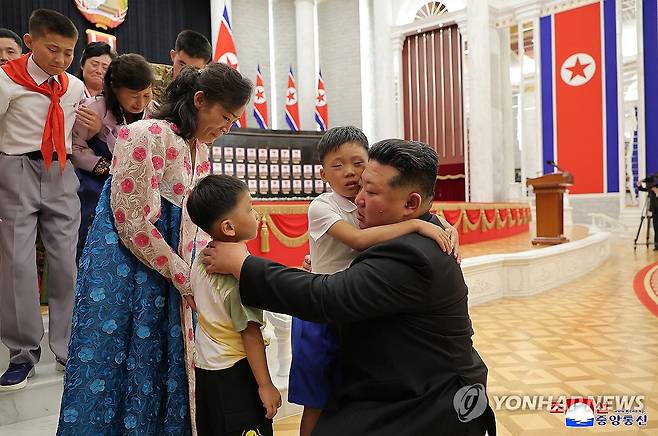 북, 파병대원에 국가표창 수여…김정은 "국가발전 담보한 공적" (평양 조선중앙통신=연합뉴스) 북한이 러시아·우크라이나 전쟁에 파병된 지휘관·전투원들에게 국가표창을 수여하고 축하공연과 연회를 마련하는 등 파병 부대원을 예우하는 성대한 행사를 벌였다. 김정은 국무위원장은 국가표창수여식에서 직접 연설하며 부대원들의 공적을 치하했으며 전투에서 위훈을 세운 부대원들에게 공화국영웅칭호를 직접 수여하고 전사자들의 초상 옆에 공화국 영웅 메달을 직접 달아줬다. 또, '추모의 벽'에 헌화하고 묵념했으며, 전사자 유족을 만나 위로했다고 조선중앙통신이 22일 보도했다. 2025.8.22 nkphoto@yna.co.kr