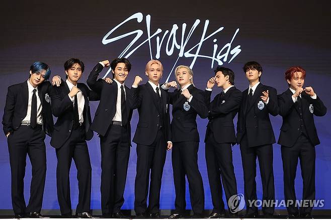 돌아온 스트레이 키즈 (서울=연합뉴스) 류효림 기자 = 그룹 스트레이 키즈가 22일 서울 여의도 콘래드 호텔에서 열린 정규앨범 4집 '카르마' 발매 기념 기자간담회에서 포즈를 취하고 있다. 2025.8.22 ryousanta@yna.co.kr