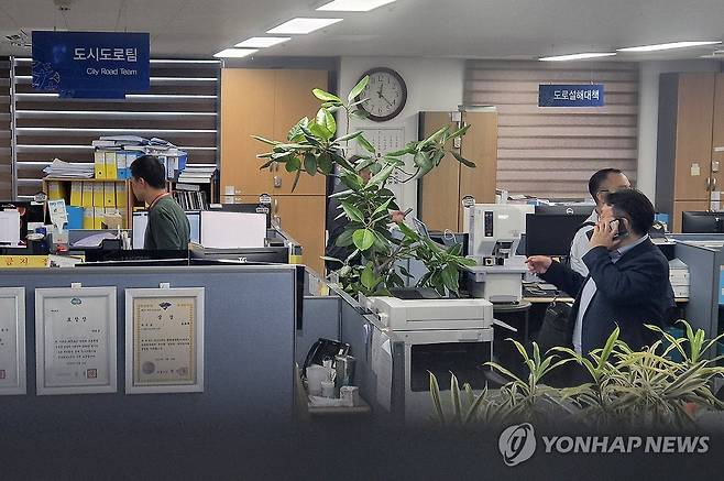 김건희 특검, 양평군청 압수수색 (양평=연합뉴스) 김성민 기자 =  김건희 여사의 의혹들을 수사하는 민중기 특별검사팀이 22일 '양평고속도로 노선변경 의혹'과 관련해 양평군청 등에 대한 압수수색에 나섰다.
    이날 경기도 양평군 양평군청에서 특검 관계자들이 사무실을 둘러보고 있다. 2025.8.22 ksm7976@yna.co.kr