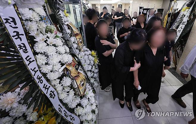 경부선 열차사고 희생자 발인 (청도=연합뉴스) 윤관식 기자 = 22일 경북 청도군 대남병원장례식장에서 지난 19일 경부선 열차사고로 숨진 이모(37)씨의 발인이 엄수되고 있다. 2025.8.22 psik@yna.co.kr