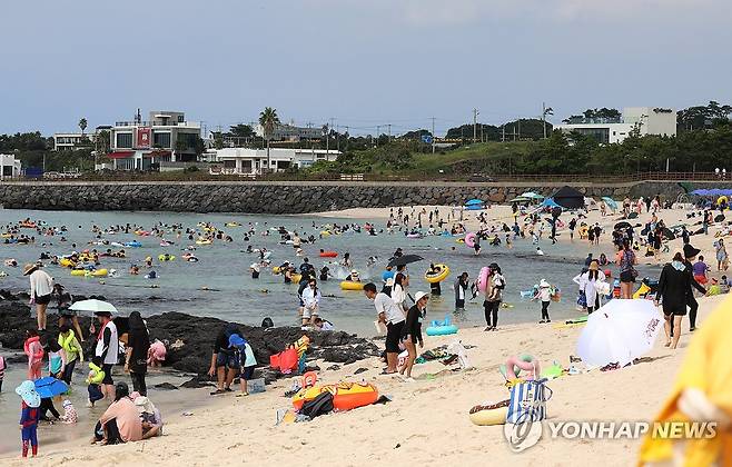 막바지 피서 한창 (제주=연합뉴스) 백나용 기자 = 광복절 연휴 마지막인 지난 17일 오후 제주시 애월읍 곽지해수욕장을 찾은 피서객이 해수욕을 하고 있다. 2025.8.17 dragon.me@yna.co.kr