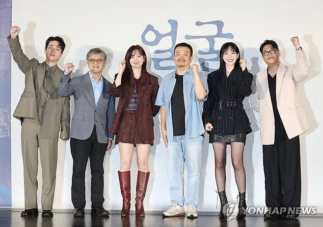 영화 '얼굴'의 감독과 출연진 (서울=연합뉴스) 이재희 기자 = 22일 서울 광진구 롯데시네마 건대입구점에서 열린 영화 '얼굴' 제작보고회에서 배우 박정민(왼쪽부터), 권해효, 신현빈, 연상호 감독, 배우 한지현, 임성재가 포즈를 취하고 있다. 2025.8.22 scape@yna.co.kr