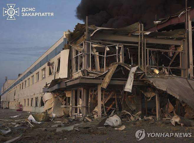 21일(현지시간) 러시아 공습에 파괴된 우크라이나 르비우 건물 [EPA 연합뉴스 자료사진. 재판매 및 DB 금지]