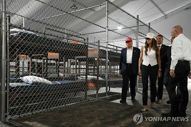 플로리다주 이민자 임시 수용시설을 둘러보는 도널드 트럼프 미국 대통령 [AFP 연합뉴스 자료사진]