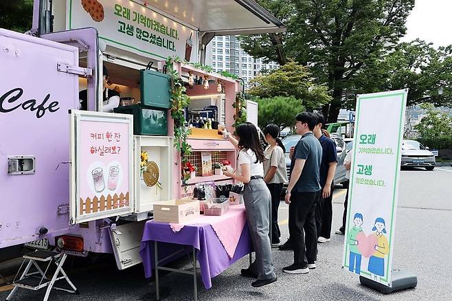 "가평군 감사합니다" (가평=연합뉴스) 경기 가평 폭우 때 급류에 휩쓸려 실종됐다가 숨진 채 발견된 일가족 3명의 유족이 22일 군청에 200인분 커피 차량을 보냈다. 2025.8.22 [가평군 제공. 재판매 및 DB 금지]