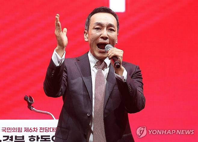 정견 발표하는 김민수 최고위원 후보 (대구=연합뉴스) 윤관식 기자 = 국민의힘 김민수 최고위원 후보가 8일 대구 북구 엑스코에서 열린 국민의힘 제6차 전당대회 대구·경북 합동연설회에서 정견 발표를 하고 있다. 2025.8.8 psik@yna.co.kr