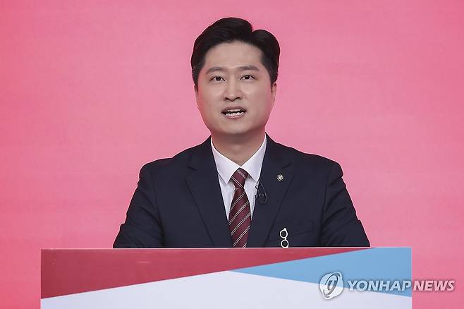 발언하는 우재준 후보 8월 18일 서울 강서구 ASSA 아트홀에서 열린 국민의힘 8·22 전당대회 출마 최고위원·청년최고위원 후보 토론회에서 청년최고위원에 출마한 우재준 후보가 발언하고 있다. [연합뉴스 자료사진]