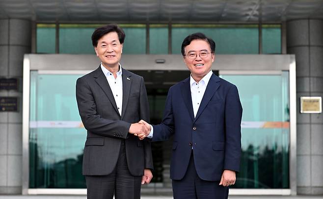 안병구 경남 밀양시장- 진교훈 서울 강서구청장 맞손 '활짝' [경남 밀양시 제공. 재판매 및 DB 금지]