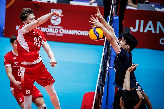 폴란드와 공방 벌이는 U-21 남자배구 대표팀 선수들 [FIVB 홈피 캡처. 재판매 및 DB 금지]
