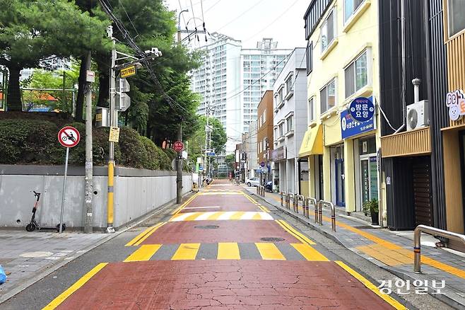 학창시절 분식집을 드나들던 추억의 골목이 야수각 인근에 있다. 하지만 분식집도 그 시절 정취도 모두 사라졌다. /황성규기자 homerun@kyeongin.com