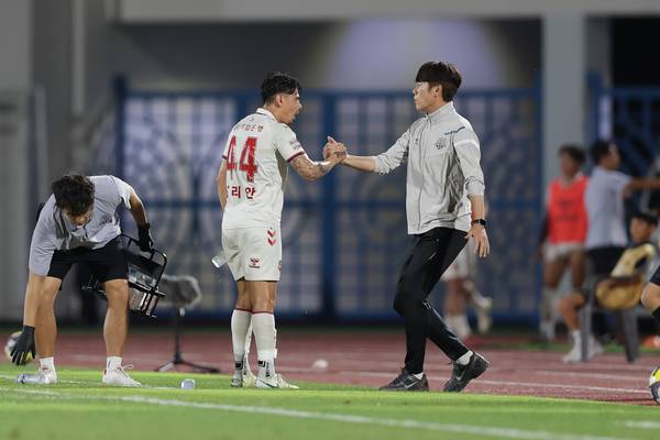 수원FC 윌리안이 23일김천상무와의 맞대결에서 동점골을 넣고 김은중 감독과 기뻐하고 있다. 2025.8.23 /한국프로축구연맹 제공