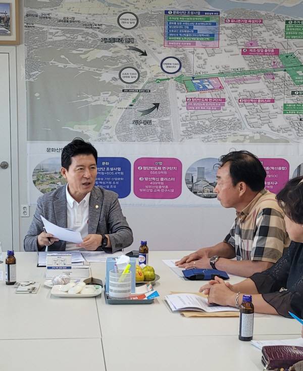 구자근 국회의원이 시민소통의 날 지역 주민과 소통하고 있다. 이봉한 기자