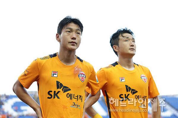 경고누적 퇴장 조치가 감면되면서, 이날 대구 원정 출전이 가능해진 제주SK 김준하(사진 왼쪽). (사진=제주SK FC)