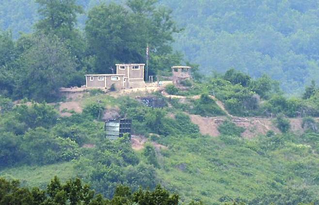 지난 6월 13일 경기도 접경지에서 바라본 북측 감시초소(GP) 앞에 북한의 대남 방송 스피커가 보이고 있다. 사진=뉴시스