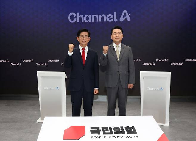 국민의힘 당 대표 선거 결선에 진출한 김문수·장동혁 후보가 23일 서울 채널A 광화문 스튜디오에서 열린 방송토론회에서 기념촬영을 하고 있다. (사진 = 국회사진기자단)