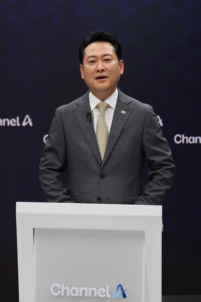 국민의힘 당 대표 선거 결선에 진출한 장동혁 후보가 23일 서울 채널A 광화문 스튜디오에서 열린 방송토론회에서 토론 준비를 하고 있다. (사진 = 국회사진기자단)