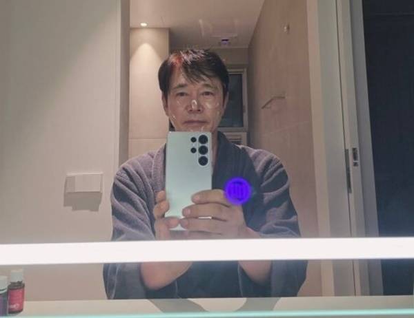 클렌저로 피부 노폐물을 씻어내는 정보석. [사진=정보석 SNS]