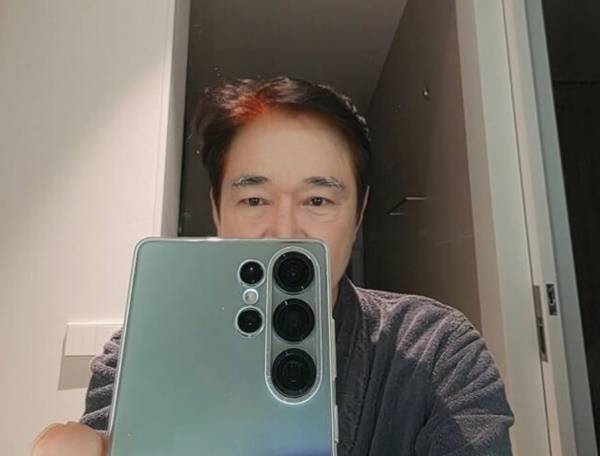 천연 헤나 염색을 마친 정보석. [사진=정보석 SNS]