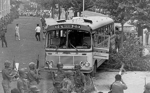 군경들에 의해 봉쇄된 실미도 사건 현장. (출처: 경향신문사, 1971, Public domain, via Wikimedia Commons)