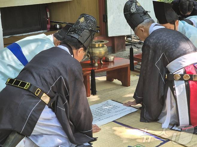 최근 극심한 가뭄을 겪고 있는 강원 강릉의 단비를 기원하는 기우제가 23일 오전 강릉시 인근지역인 평창군 대관령면 국사성황사에서 열리고 있다. 2025.8.23/뉴스1 ⓒ News1 윤왕근 기자