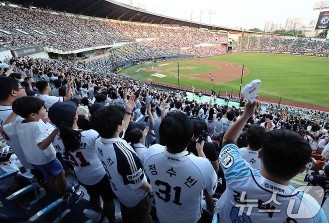 한국 프로야구 KBO리그가 2년 연속이자 역대 최소 경기 1000만 관중을 달성했다. 23일 오후 서울 송파구 잠실야구장에서 열린 KT와 두산의 경기를 찾은 관중들이 응원을 하고 있다. 2025.8.23/뉴스1 ⓒ News1 장수영 기자