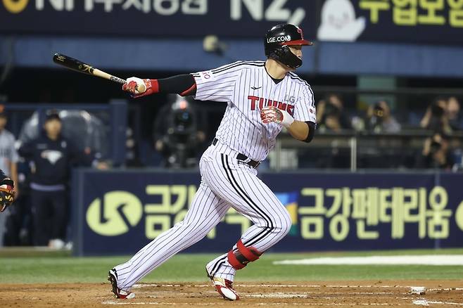 LG 홍창기가 잠실구장에서 열린 2025 KBO리그 한화전에서 타격하고 있다. 사진 | LG 트윈스