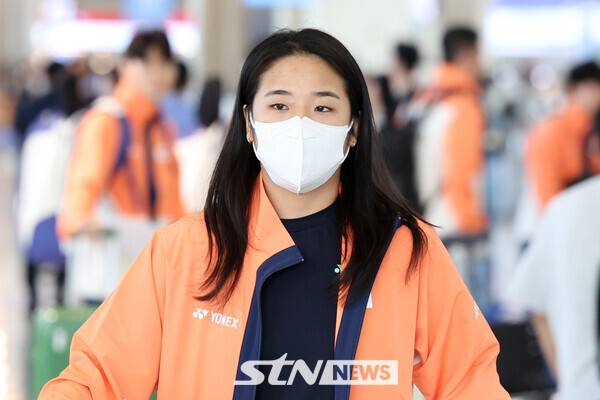대한민국 배드민턴 국가대표팀 안세영이 22일 오전 인천국제공항 제1여객터미널에서 오는 25일 열리는 2025 세계배드민턴연맹(BWF) 세계개인배드민턴선수권대회 참가를 위해 프랑스 파리로 출국하고 있다. /사진=뉴시스
