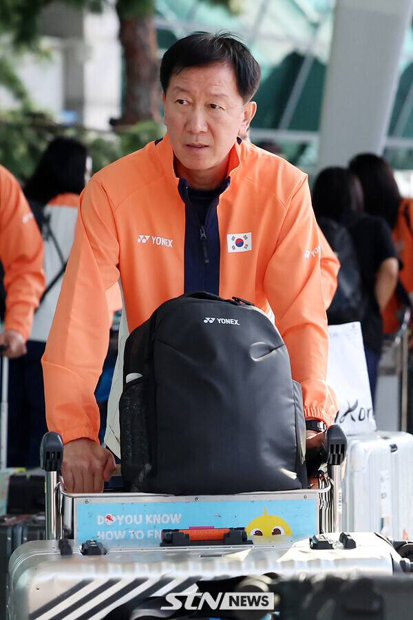 박주봉 대한민국 배드민턴 국가대표팀 감독이 22일 오전 인천국제공항 제1여객터미널에서 오는 25일 열리는 2025 세계배드민턴연맹(BWF) 세계개인배드민턴선수권대회 참가를 위해 프랑스 파리로 출국하고 있다. /사진=뉴시스